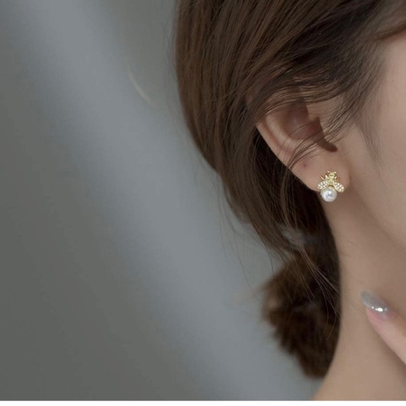 Gold Sweet honey bee artificial pearls rhinestones ear stud earrings. Gold - Picture 5 of 8